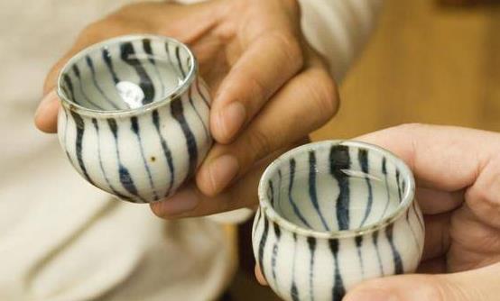 适量喝酒也能带来益处 饮酒有助预防关节炎-八优楼