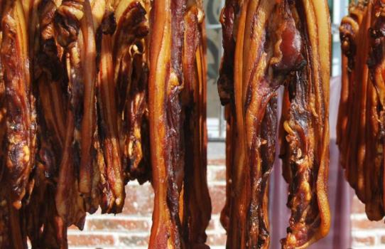 腊肉长白色的霉还能吃吗 腊肉长霉了要怎么处理图片-八优楼