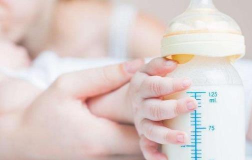婴儿喝一半的奶怎么保存 解冻母乳用多少度水温-八优楼